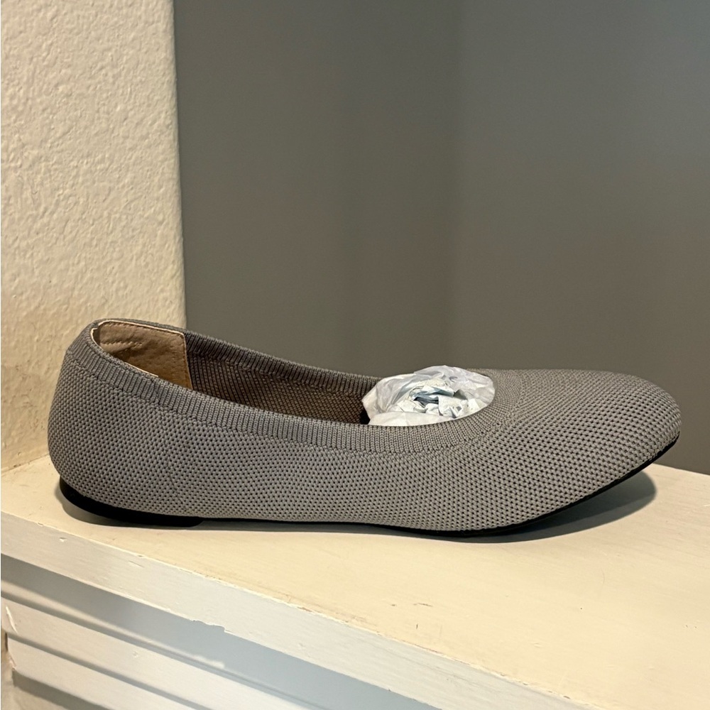 Amazon Essentials Women's Belice Ballet Flat - Gray Microfiber Size 5 (Tried On) - Picture 5 of 11